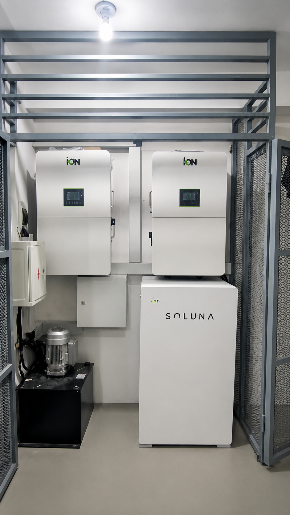 Inversores de un sistema solar híbrido instalado por UEPA Solar